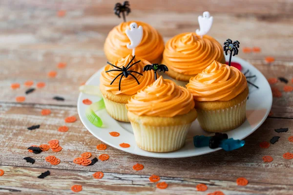 Fiesta de halloween decorado cupcakes en el plato — Foto de Stock