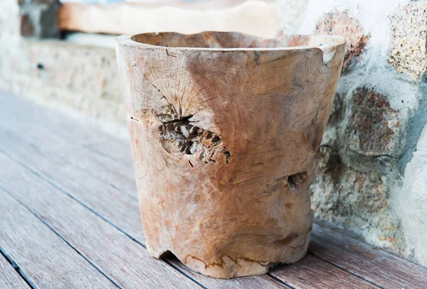 Открытая деревянная чаша или ваза на полу террасы — стоковое фото