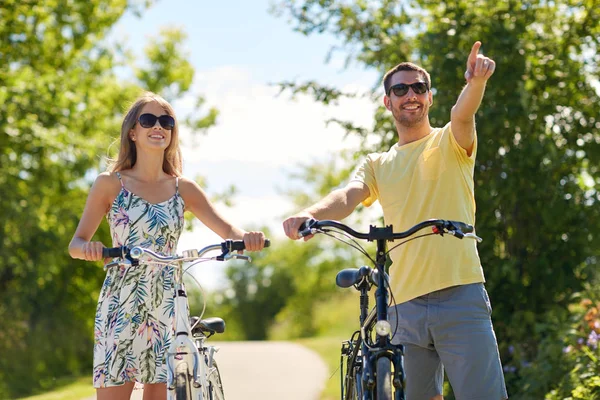Glückliches junges Paar mit Fahrrädern im Freien — Stockfoto