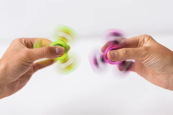 Nahaufnahme von Händen, die mit Fidget Spinners spielen — Stockfoto