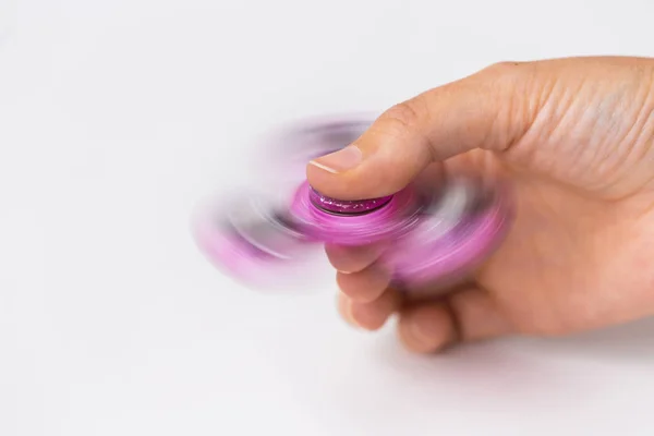 Nahaufnahme des Handspiels mit Fidget Spinner — Stockfoto