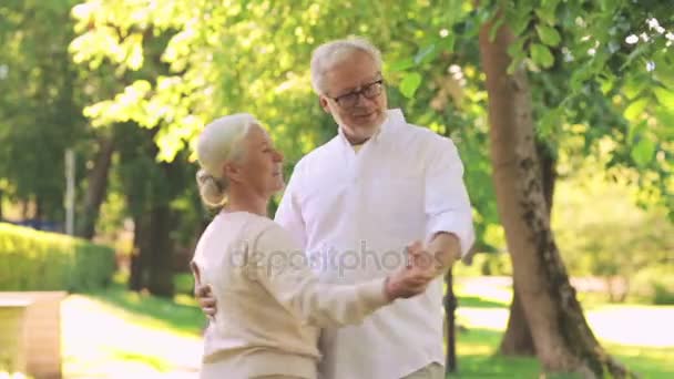 Heureux couple âgé dansant au parc de la ville d'été — Video