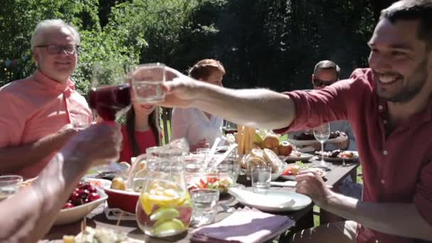 Glad familj som äter middag eller sommarträdgårdsfest — Stockvideo