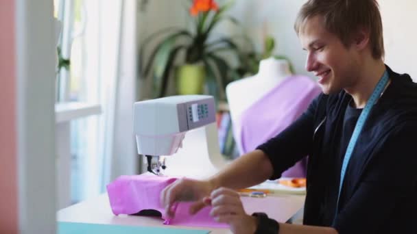 Diseñador de moda con máquina de coser de trabajo — Vídeos de Stock