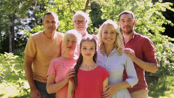 Familia feliz mostrando pulgares hacia arriba en el jardín de verano — Vídeo de stock