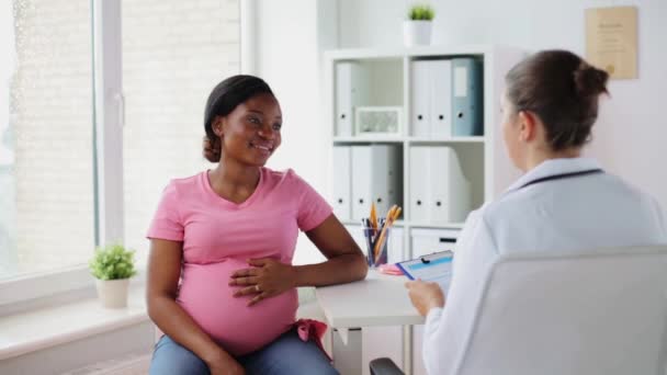 Gynécologue et femme enceinte à l'hôpital — Video