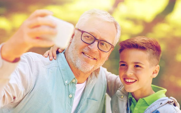 Anciano y chico tomando selfie por teléfono inteligente — Foto de Stock