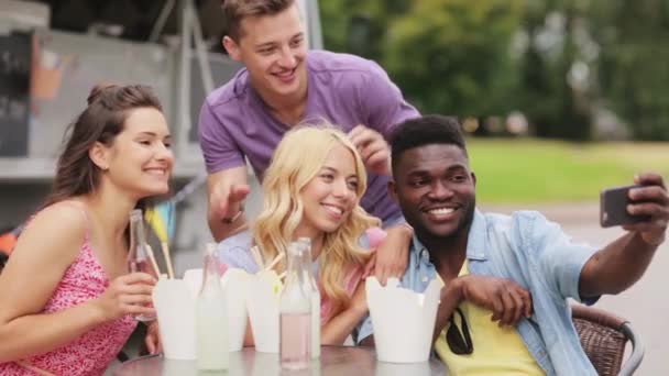 Happy jonge vrienden op food truck selfie te nemen — Stockvideo