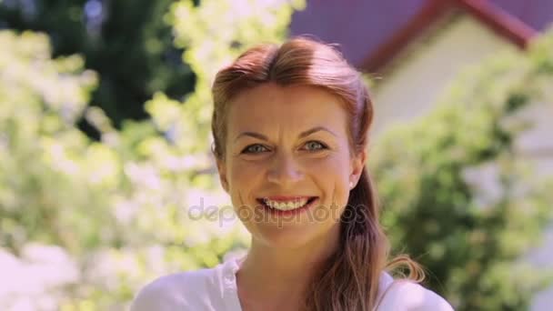 Retrato de feliz sorridente ruiva mulher ao ar livre — Vídeo de Stock