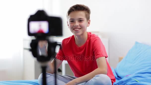 Gelukkige jongen met camera opname video thuis — Stockvideo