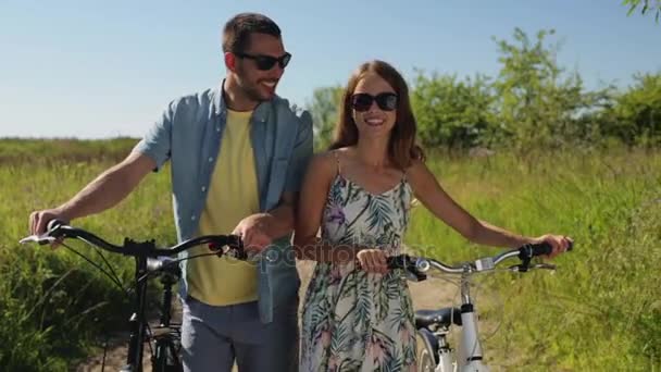 Happy νεαρό ζευγάρι με ποδήλατα, πεζοπορία το καλοκαίρι — Αρχείο Βίντεο