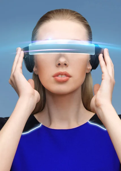 Hermosa mujer en realidad virtual gafas 3d —  Fotos de Stock