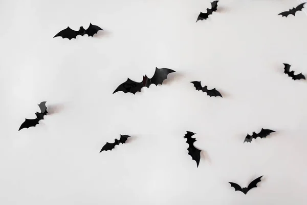 Chauves-souris en papier noir sur fond blanc — Photo