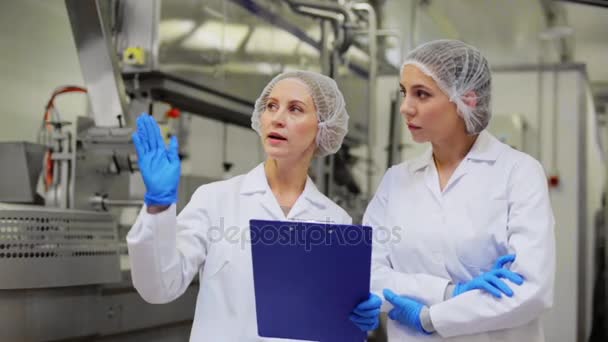 Technologues femmes à l'usine de crème glacée — Video