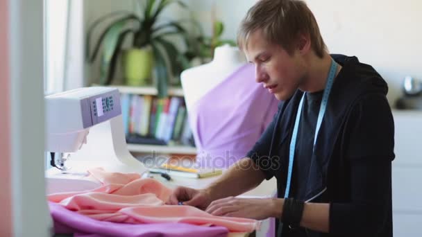 Дизайнер моди з сукнею для виготовлення тканини в студії — стокове відео