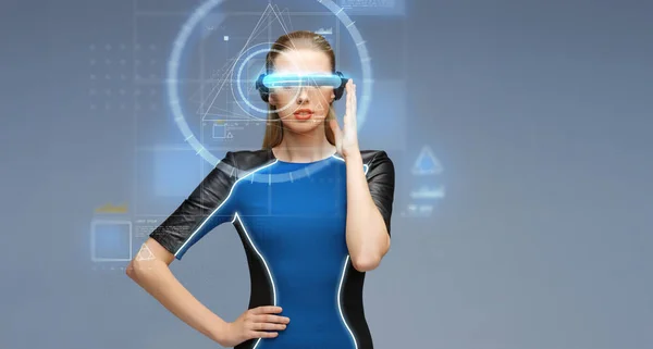 Donna in realtà virtuale occhiali 3d con schermi — Foto Stock