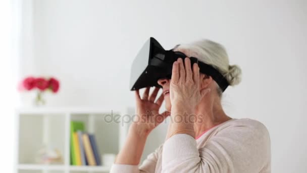 Anciana en auriculares de realidad virtual o gafas 3d — Vídeo de stock