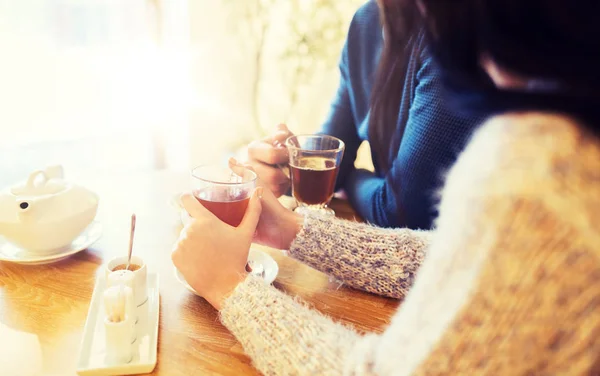 Close up van een paar thee drinken op café — Stockfoto