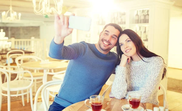 Pár csinál smartphone selfie kávézóban étterem — Stock Fotó