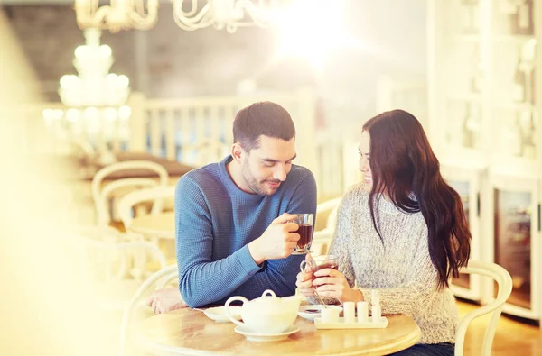 Casal feliz beber chá no café — Fotografia de Stock