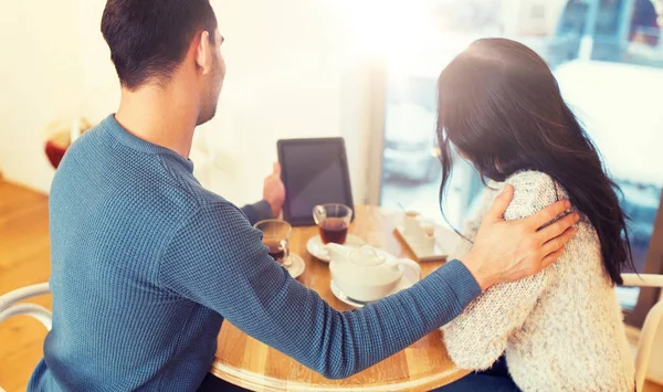 Feliz pareja con la tableta pc beber té en la cafetería — Foto de Stock