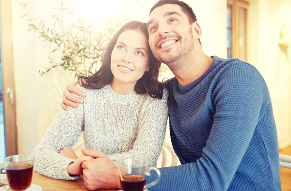 Glückliches Paar trinkt Tee im Restaurant — Stockfoto