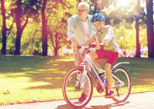 Abuelo y niño con bicicleta en el parque de verano — Foto de Stock