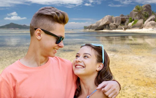 Feliz casal adolescente abraçando na praia de verão — Fotografia de Stock