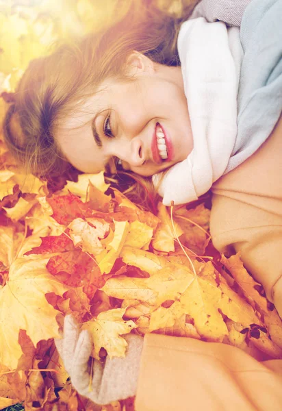 Piękna kobieta szczęśliwa leżącego na jesienne liście — Zdjęcie stockowe
