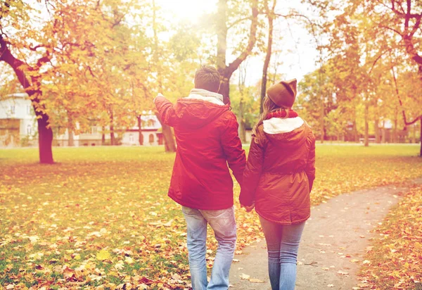 快乐的年轻夫妇，在秋天公园散步 — 图库照片