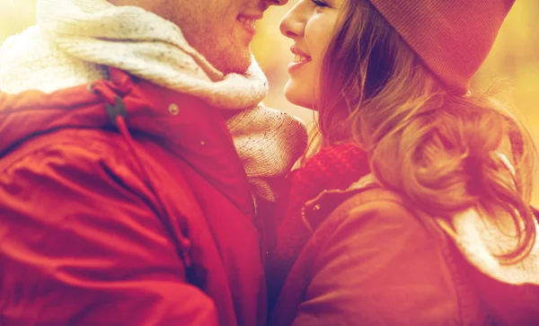Close up of happy young couple kissing outdoors — Stock Photo, Image