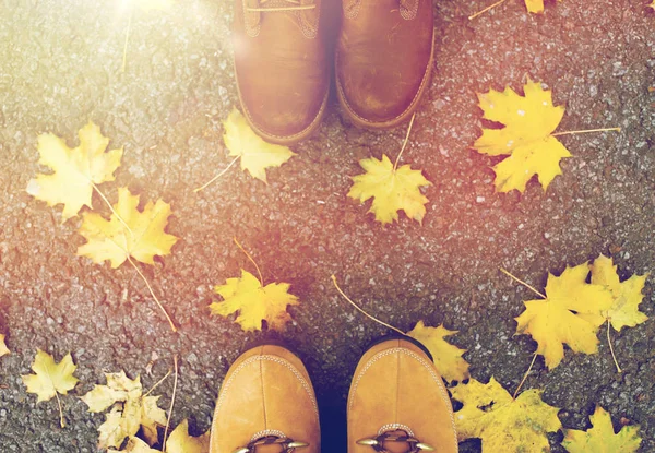 Několik metrů v botách a podzimní listí — Stock fotografie