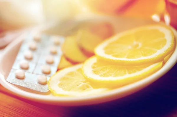 레몬 슬라이스, 약 및 접시에 생강 — 스톡 사진