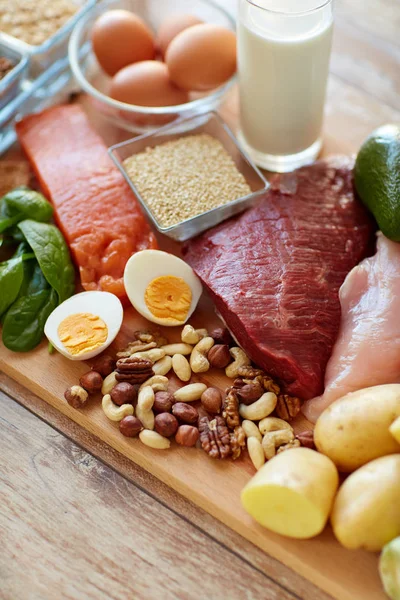 Alimentos proteicos naturais na mesa — Fotografia de Stock