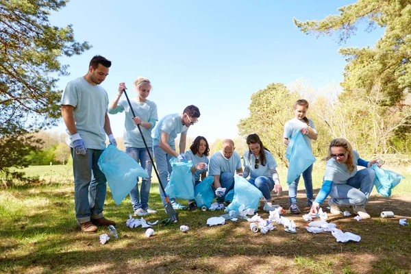 Волонтеры с мусорными мешками — стоковое фото