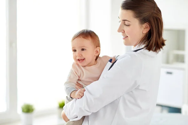 Médico ou pediatra segurando bebê na clínica — Fotografia de Stock