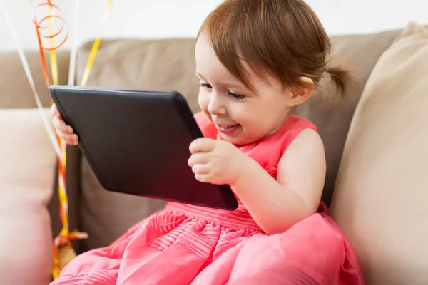 Tablet pc vasıl ev ile kız bebek — Stok fotoğraf