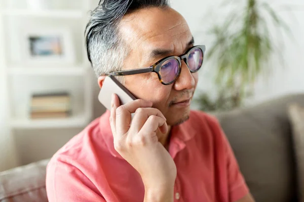 Zbliżenie na asian mężczyzna dzwoniący na smartphone — Zdjęcie stockowe