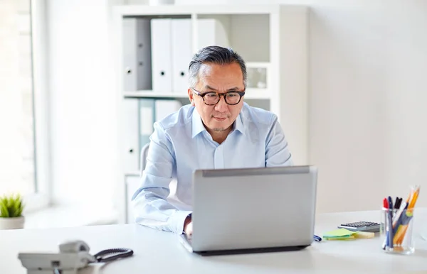 Businessman in eyeglasses with laptop office — Stock Photo, Image