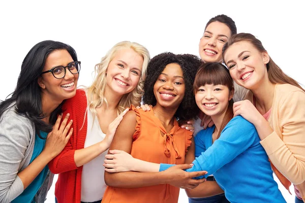 Grupo internacional de mulheres felizes abraçando — Fotografia de Stock