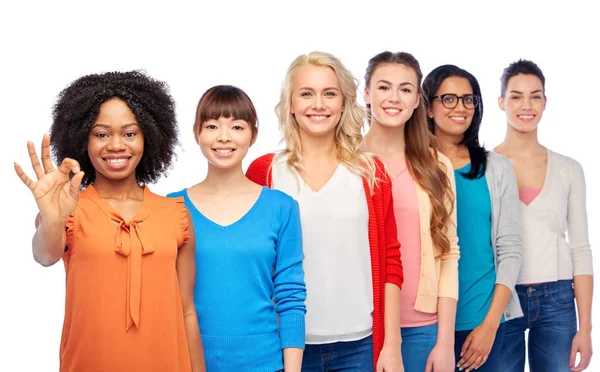 Internationale Gruppe glücklicher Frauen zeigt sich zufrieden — Stockfoto