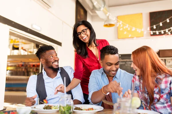 Teman senang makan di restoran — Stok Foto