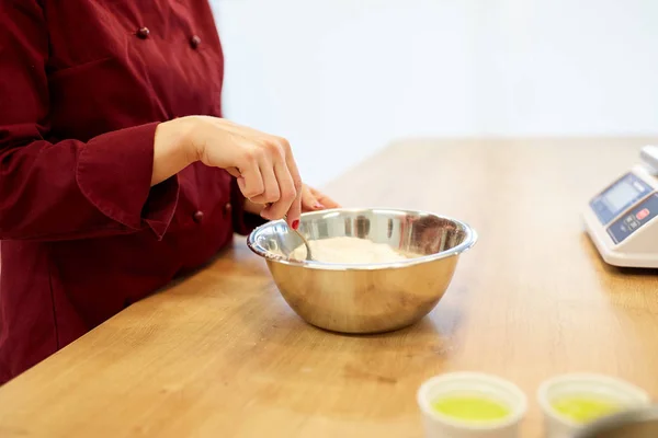 Шеф-повар с мукой в миске делает тесто или тесто — стоковое фото