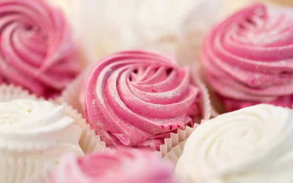 Close up van zephyr of marshmallow dessert op bord — Stockfoto