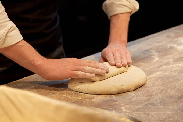 Chef o panettiere che cucinano pasta in panetteria — Foto Stock