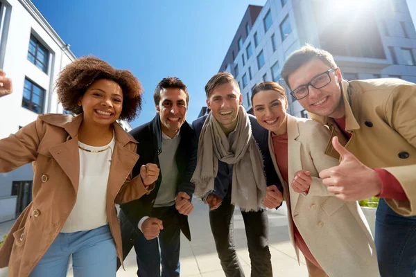 Group of people showing thumbs up in city — Stock Photo, Image