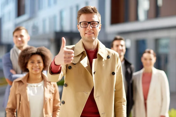 Gelukkig Glimlachende man tonen duimschroef opwaarts buitenshuis — Stockfoto