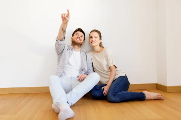 Gelukkige paar op lege ruimte van nieuwe woning — Stockfoto