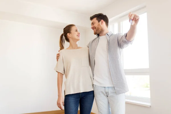 Glückliches Paar mit Schlüssel für neues Zuhause — Stockfoto