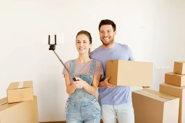 Couple heureux avec des boîtes déménageant dans une nouvelle maison — Photo